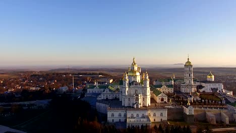 Luftbild-Kloster-von-Pochaev