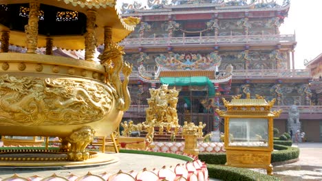 Chinesischer-Tempel-Ang-Kraft-in-Pattaya.-Schöne-original-Tempel-im-chinesischen-Stil.-Östlichen-Ornament-mit-Drachen-und-verschiedene-Gemälde-des-alten-Lebens