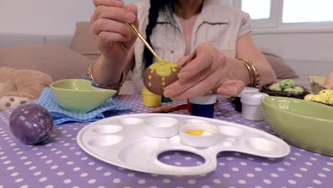 Manos-de-mujer-pintando-huevos-de-Pascua