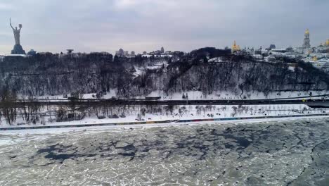 vista-aérea-al-monumento-de-Kiev-Pechersk-Lavra-y-patria-en-invierno