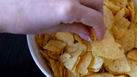 Kartoffel-Chips-Nahaufnahme-auf-einem-Tisch