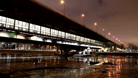 Río-de-Moskva,-Luzhnetskaya-(puente-de-Metro)-en-una-noche-de-invierno.-Moscú,-Rusia