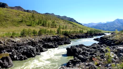 Teldykpen-Stromschnellen-auf-Altai-Fluss-Katun-in-der-Nähe-von-Oroktoi,-Russland