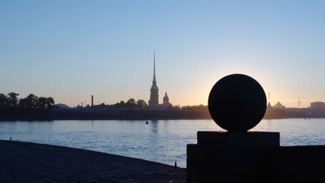 Silueta-de-piedra-bola-en-la-escupida-de-la-Isla-Vasilievsky-en-el-contexto-de-Peter-y-Paul-Fortress-temprano-en-la-mañana---San-Petersburgo,-Rusia