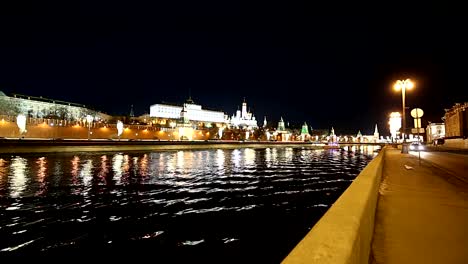 Vista-del-río-Moskva-y-el-Kremlin-(de-noche),-Moscú,-Rusia---la-vista-más-popular-de-Moscú