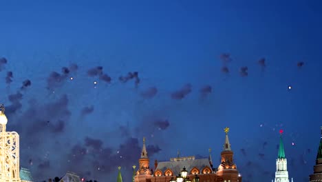 Fuegos-artificiales-sobre-el-Kremlin-de-Moscú-en-la-noche,-Rusia-(con-zoom)