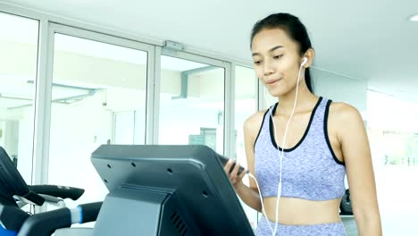 Asiatische-Frau-Übung-im-Fitnessstudio.-Sport-und-Reaktion-Konzept.-4k-Auflösung.