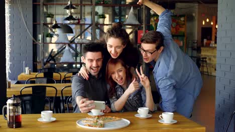 Fröhliche-Junge-Menschen-populäre-Blogger-nehmen-Selfie-posiert,-lachen-und-Spaß-im-Café.-Moderne-Technologie,-social-Media,-Freundschaft-und-Freizeit-Konzept.