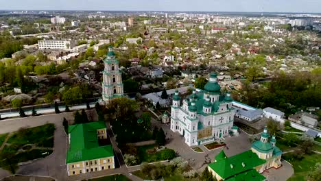 Vista-aérea-en-la-ciudad-desde-lo-alto-de-los-edificios-más-altos-en-Chernigov---campanario-del-monasterio-de-Troitsko-Ilyinsky.