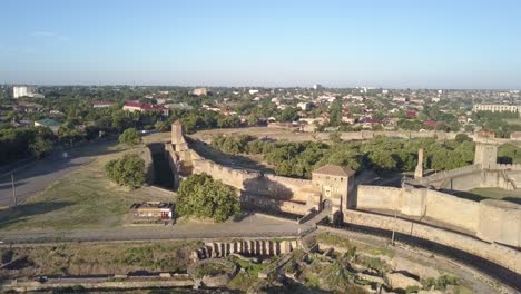 Fliegen-auf-Drone-über-alte-Festung-Akkerman,-am-Ufer-des-Dnister-Mündung-in-Bilhorod-Dnistrovskyi-Stadt