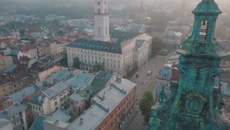 LVOV,-UCRANIA.-Panorama-de-la-ciudad-antigua.-Los-techos-de-edificios-antiguos.-Vista-aérea