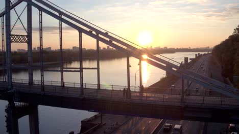 Aerial-shooting-Fußgänger-Brücke-von-Kiew-auf-Sonnenaufgang.-Sommermorgen-in-Kiew-Dniepeer-Fluss.-Ukraine.-Europäische-Stadt