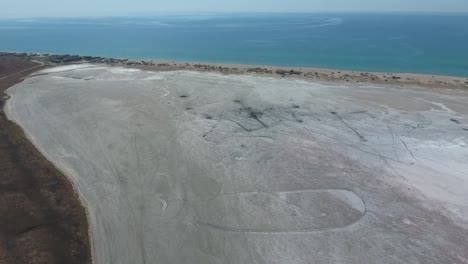 Kochsalzlösung-Salt-Lake-in-der-Küste-des-Asowschen-Meeres