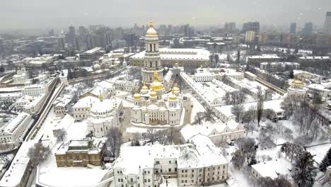 Kiewer-Höhlenkloster-Lawra.-Fallender-Schnee-im-Winter.-Kiew,-Ukraine