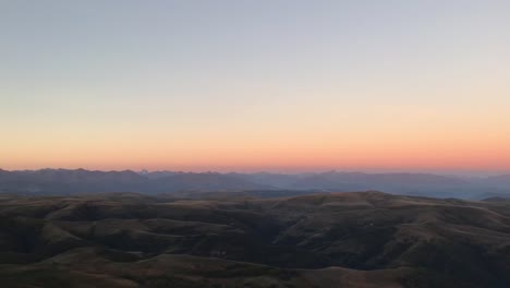 vista-panorámica-de-las-montañas-del-Cáucaso-de-la-meseta-de-Bermamyt-al-amanecer