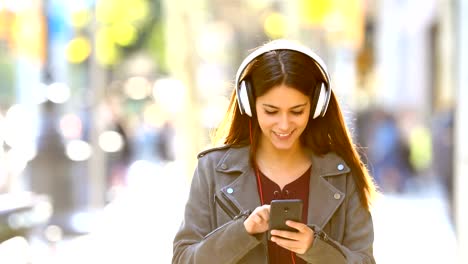 Teen-listening-to-music-walking-in-the-street