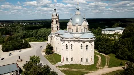 Vista-de-piedra-blanca-ortodoxo-Iglesia-de-vivificante-Trinidad