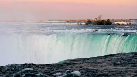 Teil-des-Hufeisens-fällt-an-den-Niagarafällen