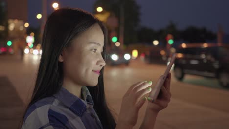 Beautiful-young-woman-talking-to-her-friends-with-portable-tablet-device