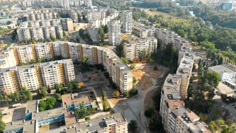 Vista-aérea-de-edificios-residenciales-de-varios-pisos-en-la-ciudad