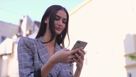 Mujer-con-el-teléfono.-Hermosa-chica-utilizando-Smartphone-libre