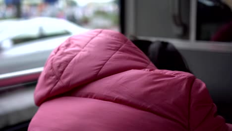 Hijo-de-pérdida-de-audición-durmiendo-en-el-asiento.-En-el-autobús-de-agitación.