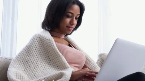 Afro-americana-niña-usando-laptop-en-casa