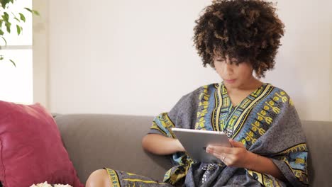 Mujer-joven-afroamericano-con-tablet