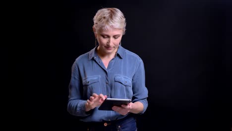 Closeup-portrait-of-modern-caucasian-female-using-a-tablet-looking-at-camera-and-smiling