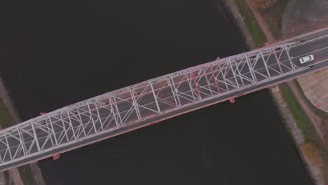 Puente-superior-del-río-de-la-visión-con-los-bancos-forestales-del-otoño-del-tráfico