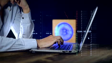 Ein-Mann-nutzt-einen-Laptop,-der-den-Preis-der-Cripp-Währung-überwacht.-Bitcoin