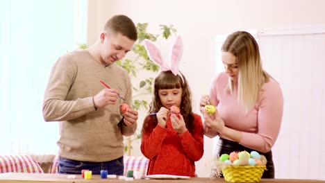 Familie-von-Vater,-Ehefrau-und-Kind-schmücken-Ostereier.