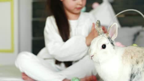 Niño-jugando-con-huevos-de-Pascua