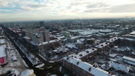 Winterstadt-im-Schnee-mit-Vogelperspektive.