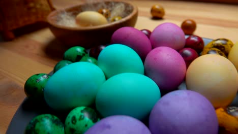 Panorama-de-huevos-de-Pascua-pintados-festivos-puestos-en-un-plato