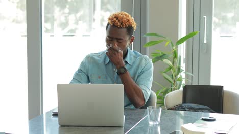 African-american-businessman-using-laptop-computer,-have-problem-and-call-his-boss-by-phone