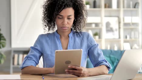 Mujer-africana-usando-la-tableta