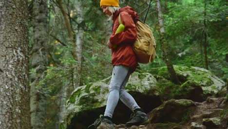 La-chica-delgada-va-por-el-sendero-en-el-bosque-de-coníferas