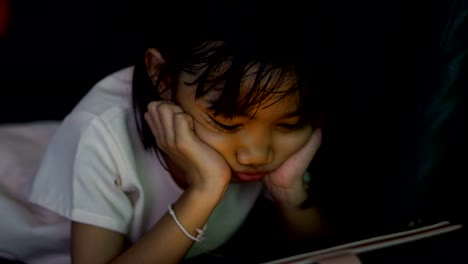 niña-uso-Tablet-PC-en-el-sofá-en-el-momento-de-relax