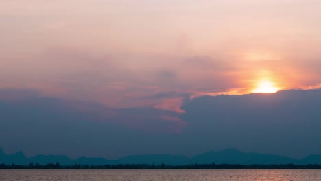 Lapso-de-tiempo-de-fondo-natural.-Intervalo-de-tiempo-del-atardecer.-El-movimiento-de-nubes-y-sol.