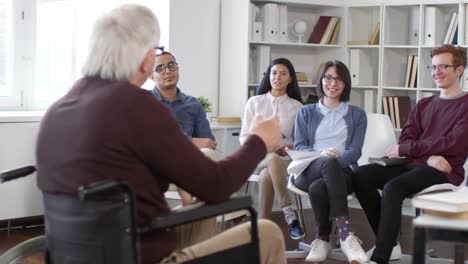 Aktive-Schüler-heben-Hand-in-Klasse