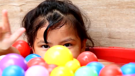 Niño-tailandés-levantar-la-mano-para-hacer-el-lenguaje-de-señas-de-amor