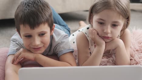 Children-enjoying-movie-on-laptop