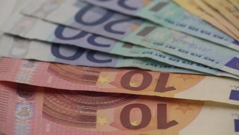 4K-Dolly-deslizando-euros-facturas-de-diferentes-valores.-Billete-de-euro-de-quinientos