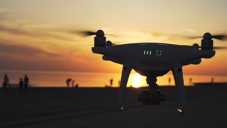 Drohne-Quadcopter-fliegt-über-schönen-Sonnenuntergang-Strand.-Zeitlupenkamera-dreht-sich-um-Flugzeuge