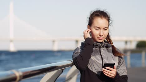 Sportlerin-mit-Telefon