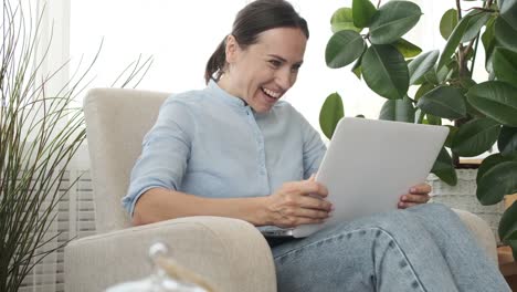 Surprised-woman-receiving-good-news-on-laptop