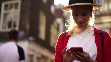 Viajero-femenino-positivo-que-comprueba-el-destino-en-la-aplicación-de-teléfono-inteligente-que-tiene-visita-turística-en-vacaciones