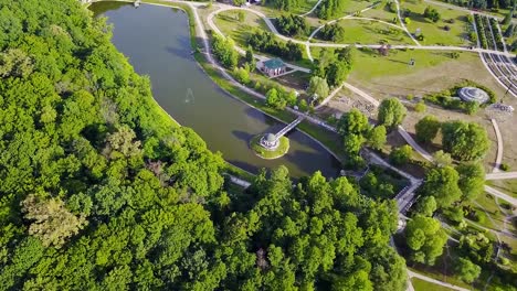 Luftaufnahme-des-schönen-Parks-mit-See