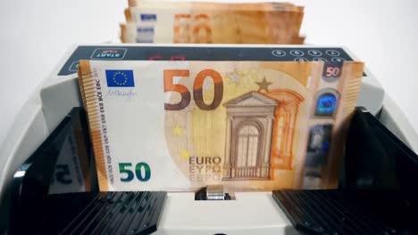 Los-billetes-en-euros-están-siendo-procesados-por-el-dispositivo-de-conteo